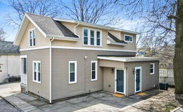 904 Zeeland Ct NE in Grand Rapids, MI - Foto de edificio - Building Photo