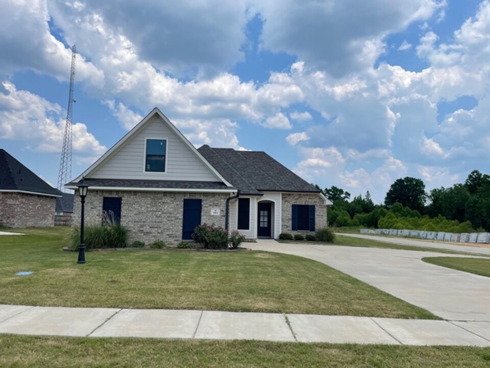 104 Coleman Dr in Stonewall, LA - Building Photo