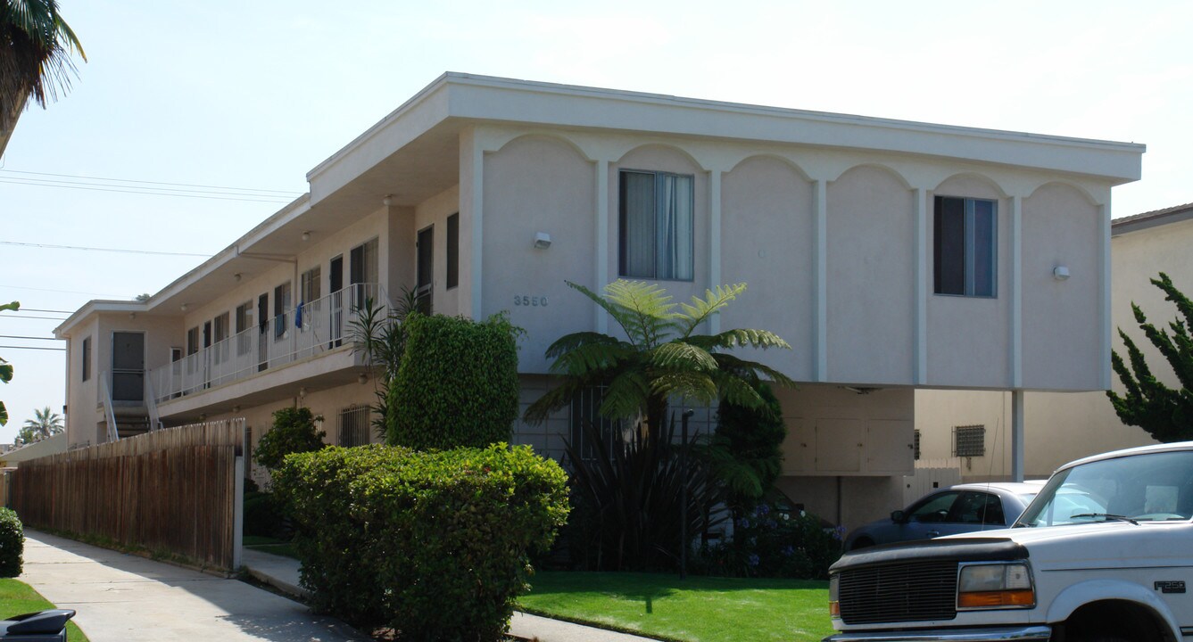 3550 Mentone Ave in Los Angeles, CA - Foto de edificio
