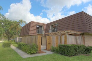 423 4th Ln in Palm Beach Gardens, FL - Building Photo