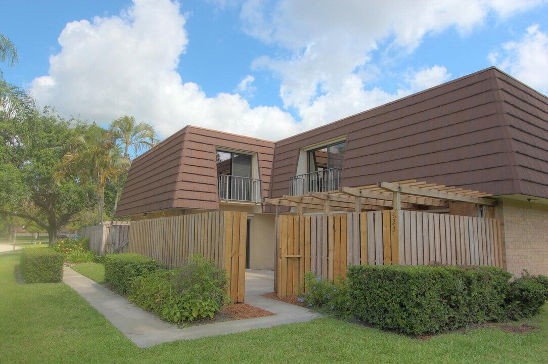 423 4th Ln in Palm Beach Gardens, FL - Building Photo