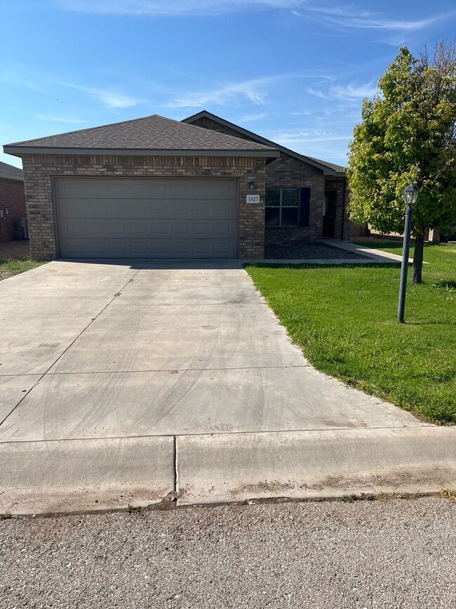 1827 Dillon Wood Dr in Portales, NM - Building Photo - Building Photo