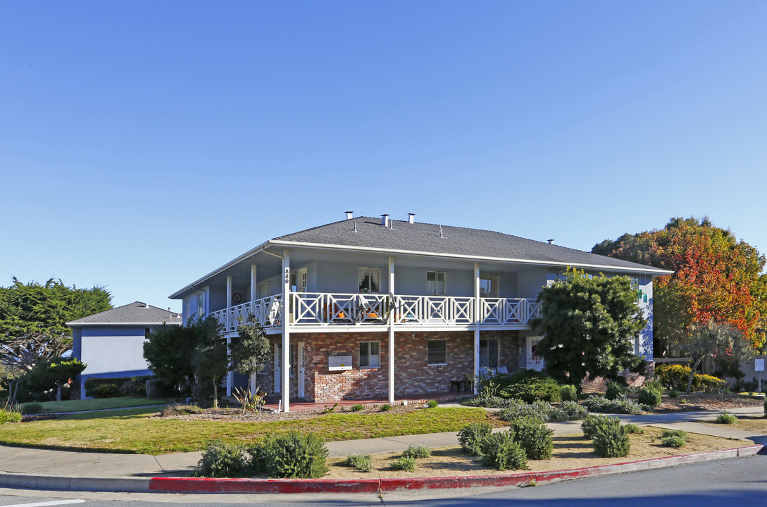 880 Lighthouse Ave in Pacific Grove, CA - Building Photo