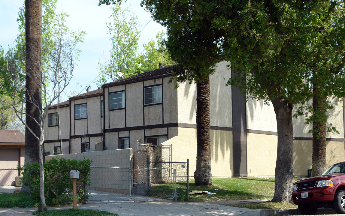 754 W 7th St in San Bernardino, CA - Building Photo