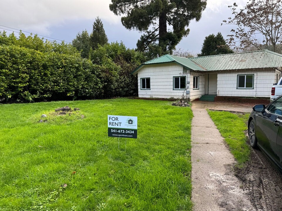 312 NE Broadway St in Myrtle Creek, OR - Building Photo