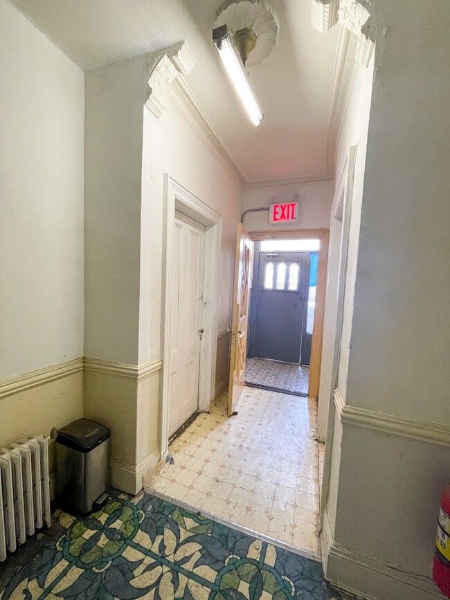 132 Irving Ave in Brooklyn, NY - Building Photo - Interior Photo