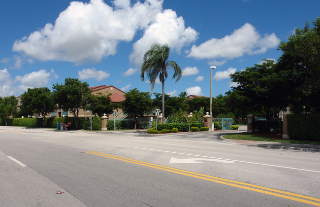 Siesta Pointe in Hialeah, FL - Foto de edificio - Building Photo