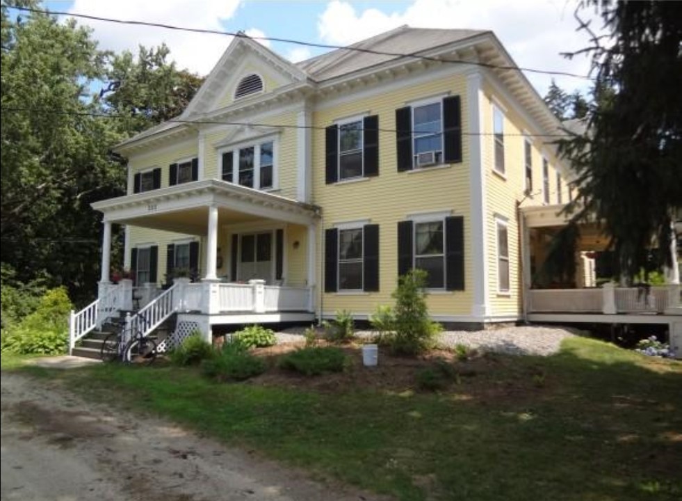 223 S Main St in Newmarket, NH - Foto de edificio