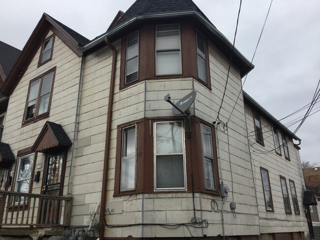 1120 W Hadley St in Milwaukee, WI - Building Photo - Building Photo