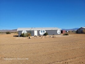 924 S Tonto Rd in Golden Valley, AZ - Building Photo