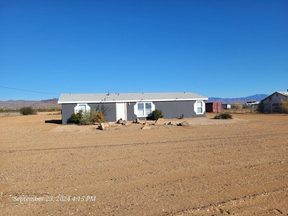 924 S Tonto Rd in Golden Valley, AZ - Building Photo