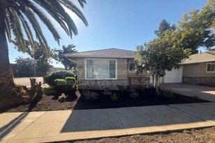 466 E Pine St in Stockton, CA - Building Photo