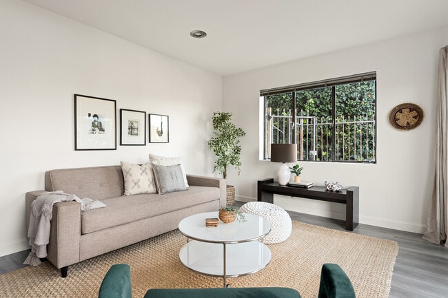 1742 Redesdale Ave, Unit B in Los Angeles, CA - Building Photo - Building Photo