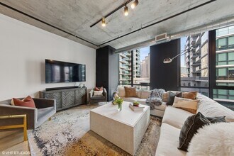 111 S Peoria St in Chicago, IL - Building Photo - Building Photo