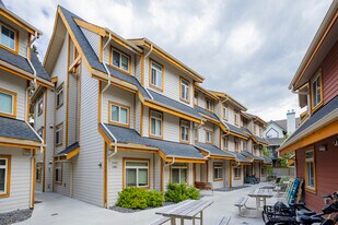 407 Beaver St in Banff, AB - Building Photo