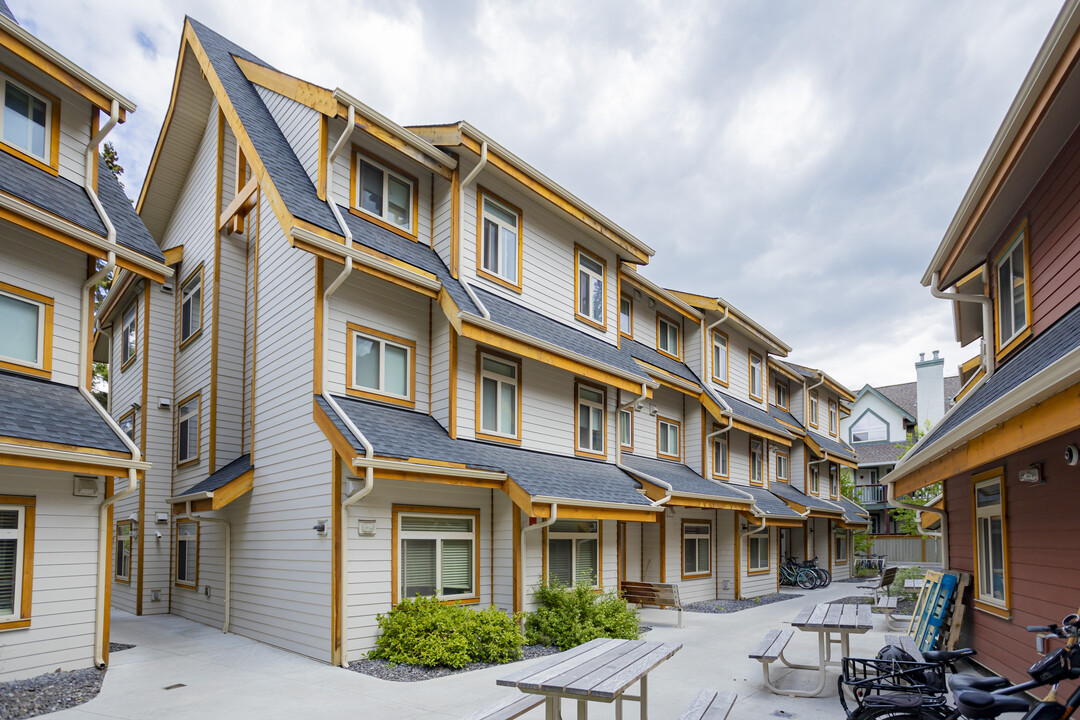 407 Beaver St in Banff, AB - Building Photo