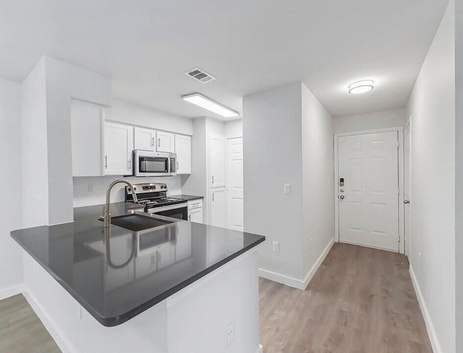 Lakeside Apartments in Beaumont, TX - Building Photo
