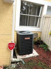 6840 SW 45th Ln, Unit 4 in Miami, FL - Foto de edificio - Building Photo