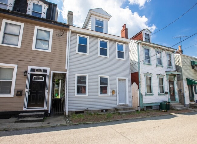 1810 Larkins Way in Pittsburgh, PA - Building Photo - Building Photo