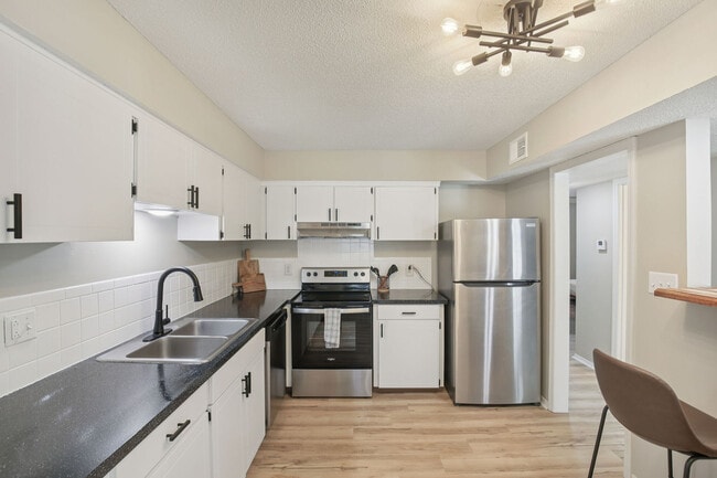 Latitude 72 in Kansas City, MO - Foto de edificio - Building Photo