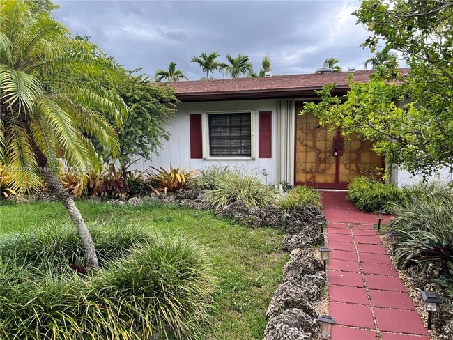 9501 E Calusa Club Dr in Miami, FL - Building Photo - Building Photo