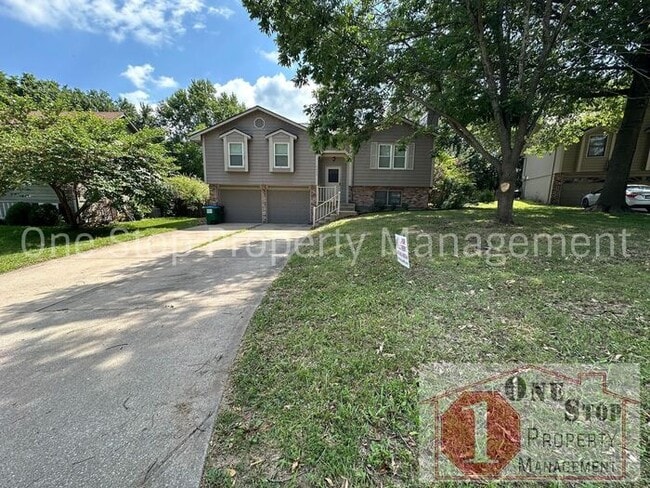 2433 NE Bridgeport Dr in Lee's Summit, MO - Building Photo - Building Photo
