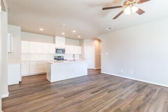 135 Park Place Cir in Waller, TX - Building Photo - Building Photo