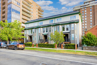 1014 14 Av SW in Calgary, AB - Building Photo - Building Photo