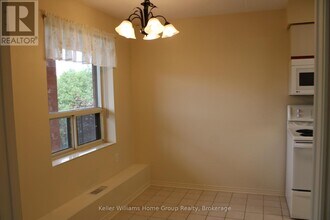 215 Scotland St in Fergus, ON - Building Photo - Building Photo