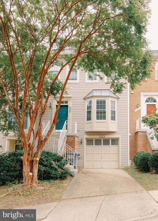 6327 Cider Barrel Cir in Centreville, VA - Foto de edificio