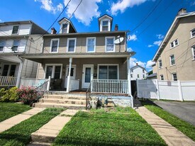 8 W Elizabeth Ave in Bethlehem, PA - Building Photo