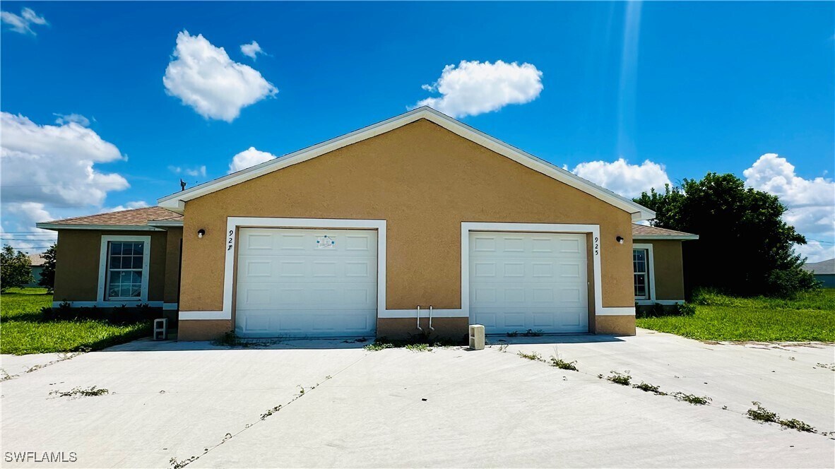 927 Andalusia Blvd in Cape Coral, FL - Foto de edificio