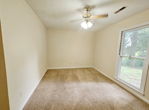 1421 Bogart St in Greensboro, NC - Foto de edificio - Building Photo