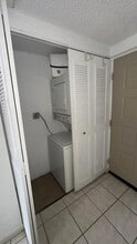 8290 Lake Dr in Doral, FL - Building Photo - Building Photo