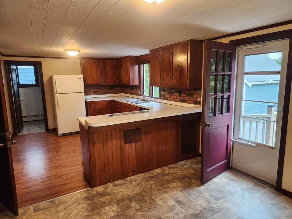 87 Burton St, Unit 2 in Bristol, RI - Building Photo