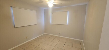 2005 SW 99th Ave in Miramar, FL - Foto de edificio - Building Photo