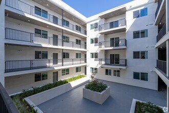 14825 Delano St in Los Angeles, CA - Building Photo - Building Photo