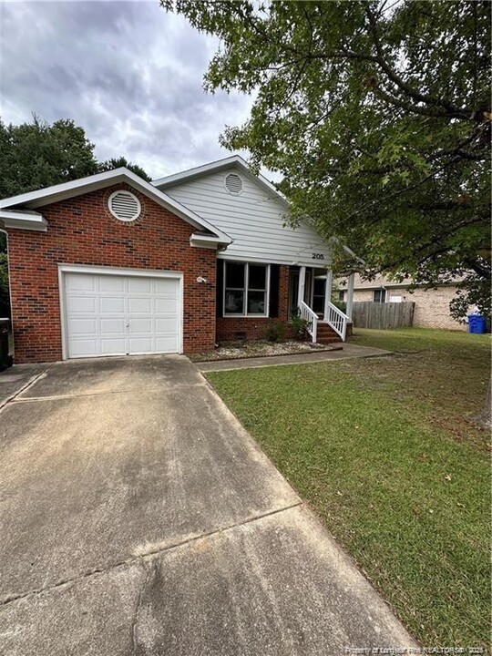 205 Fair Oaks Dr in Fayetteville, NC - Building Photo