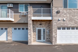Fox Crossing Creek Apartments in Neenah, WI - Foto de edificio - Building Photo