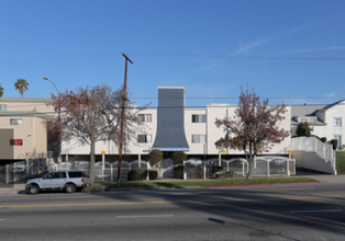 4015 W Adams Blvd in Los Angeles, CA - Foto de edificio - Building Photo
