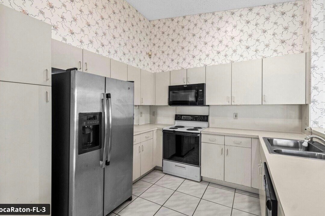 10001 Country Brook Rd in Boca Raton, FL - Building Photo