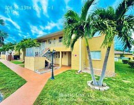 706 SE 13th Ct in Cape Coral, FL - Building Photo