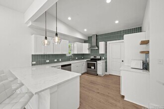 725 Westfall Ave in San Antonio, TX - Building Photo - Building Photo