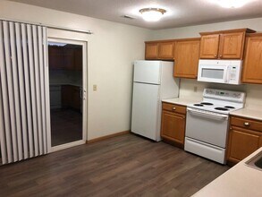 852 Edgewater Dr in Polk City, IA - Foto de edificio - Building Photo