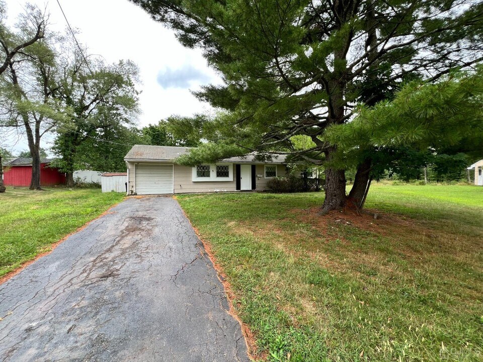 6 Poe Ct in Kendall Park, NJ - Building Photo