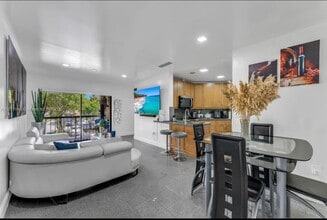 660 W Park Dr in Miami, FL - Building Photo - Building Photo