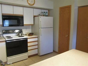 2262 Holiday Rd-Unit -# 1 in Coralville, IA - Building Photo - Building Photo