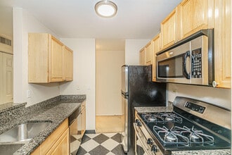 1919 Prairie Square in Schaumburg, IL - Building Photo - Building Photo