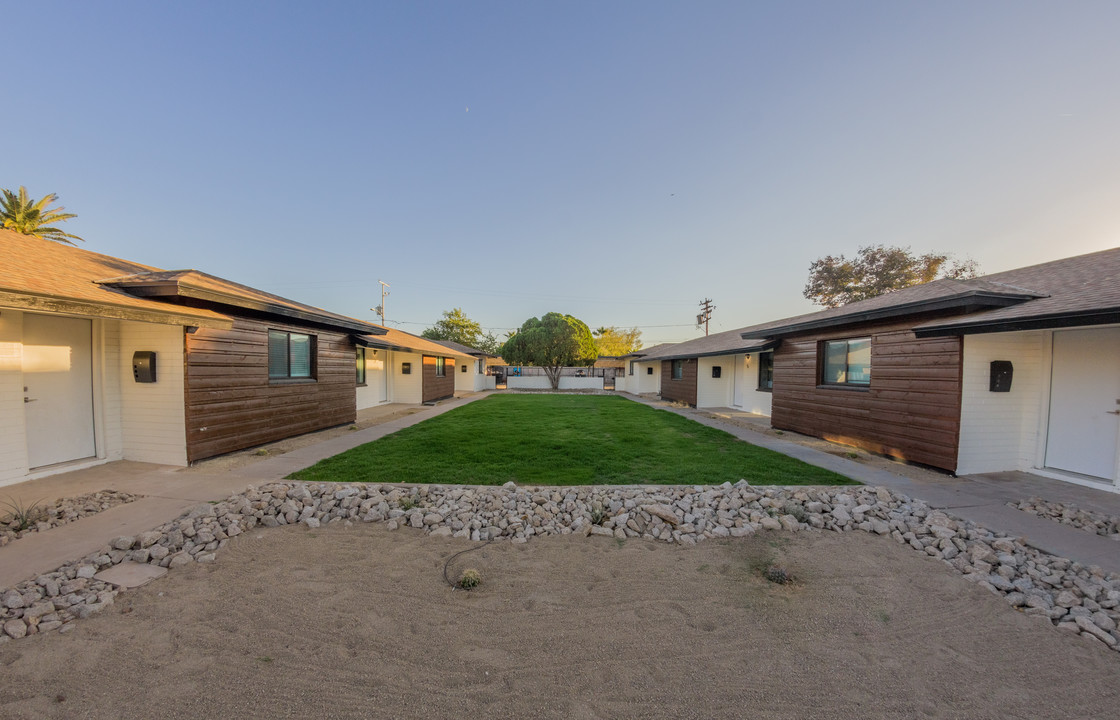 The Flats on Indian School in Phoenix, AZ - Building Photo