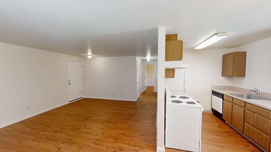 618 NE 93rd Ave in Portland, OR - Building Photo - Building Photo